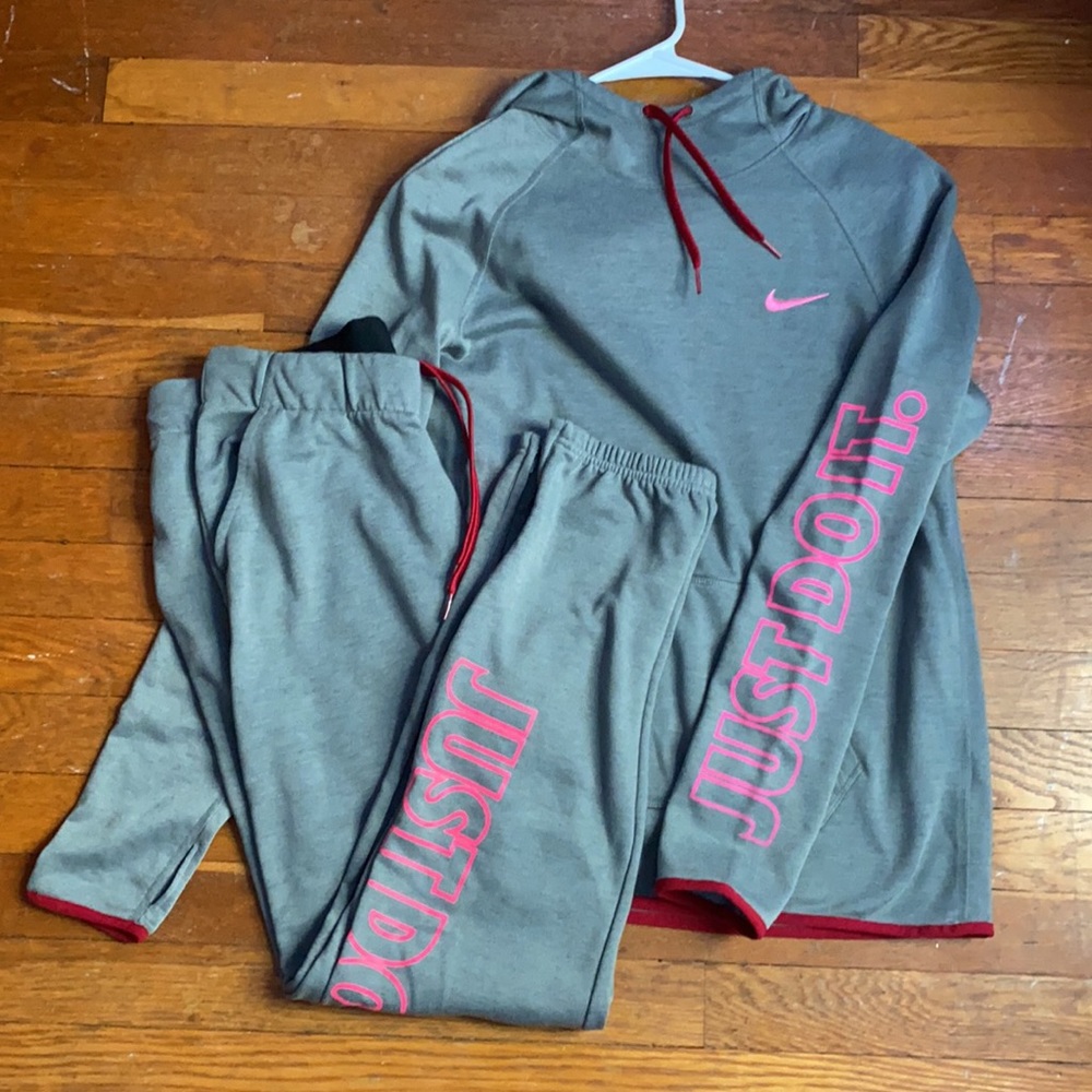 Nike Dri-Fit matching sweatshirt and sweatpants